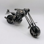COLECIONISMO - Miniatura em formato de moto em metal. Medindo 16 x 9 cm.