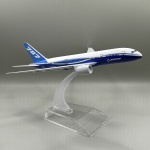 Miniatura de avião Boeing 787 produzida em metal da marca Aircraft Model com pedestal de acrílico para exposição. Escala: 1:450 Tamanho: 16cm x 16cm x 4cm.