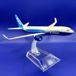 Miniatura de avião Boeing 737 produzida em metal da marca Aircraft Model com pedestal de acrílico para exposição. Escala: 1:450 Tamanho: 16cm x 16cm x 4cm.