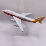Miniatura de avião Boeing 747 produzida em metal da marca Aircraft Model com pedestal de acrílico para exposição. Escala: 1:450 Tamanho: 16cm x 16cm x 4cm