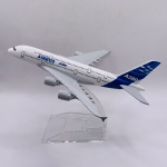 Miniatura de avião Airbus A380 produzida em metal da marca Aircraft Model com pedestal de acrílico para exposição. Escala: 1:450 Tamanho: 16cm x 16cm x 4cm.