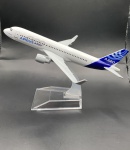 Miniatura de avião Airbus A320 produzida em metal da marca Aircraft Model com pedestal de acrílico para exposição. Escala: 1:450 Tamanho: 16cm x 16cm x 4cm.