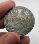 Moeda Ouija Previsão Noturna Anjo Da Morte em metal com case de acrílico. Diâmetro: 3,8 cm. Espessura: 2,3 cm.