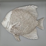 Peixe de parede em resina, na cor marfim, com detalhes em tom terroso. Medindo 16,5 cm de altura x 1 cm de largura x 20 cm de comprimento.
