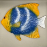 Peixe de parede em resina, nas cores azul, amarelo e branco, Medindo 16,5 cm de altura x 1 cm de largura x 20 cm de comprimento.