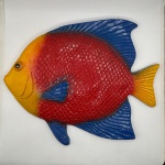 Peixe de parede em resina, nas cores azul, amarelo e vermelho, Medindo 16,5 cm de altura x 1 cm de largura x 20 cm de comprimento.
