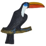 Escultura para parede representando TUCANO, confeccionado em resina policromada com cores relativas ao pássaro,  rico em detalhes e pintura realizada a mão. Medidas: Altura: 25,5 cm. Largura: 21 cm. Comprimento: 5 cm.