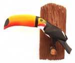 Escultura representando - Tucano de parede no galho -  confeccionado em resina, lindamente policromado nas cores naturais do animal . Medidas: Altura: 24,5 cm. Largura: 14,2 cm. Comprimento: 22,5 cm.