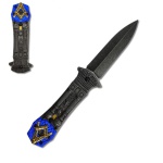 Canivete semi-automático com lâmina em aço e trava de segurança. Com detalhes em alto relevo representando símbolos maçônicos. Peso: 180.00g Dimensões: 3,5 cm x 1.50 cm x 22.00 cm.