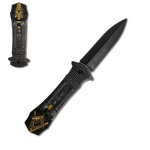 Canivete semi-automático com lâmina em aço e trava de segurança. Com detalhes em alto relevo representando símbolos maçônicos. Peso: 180.00g Dimensões: 3,5 cm x 1.50 cm x 22.00 cm.