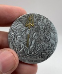Moeda representando Deus Shiva feita em metal acompanhando case de acrílico. Diâmetro: 4 cm. Espessura: 0,25 cm.