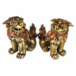 Par de Shishi (leão) os guardiões de Okinawa. Feito em resina com excelente acabamento, rica em detalhes, com patina na cor dourada e detalhes em bronze, confeccionada de modo semi-artesanal. Medidas: Altura: 17 cm. Largura: 9 cm. Comprimento: 15 cm.