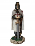 Escultura em resina representando guerreiro templário com espada, riqueza de detalhes na peça. Medindo 27,5 x 11,5 x 8,5 cm.