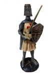 Escultura em resina policromada representando guerreiro medieval templário. Espada em metal. Medindo 25,5 x 9 x 8 cm.