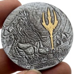 COLECIONISMO - Moeda Poseidon Netuno Deus Dos Mares, em metal prateado, trabalhada em relevo. Diâmetro: 4 cm. Espessura: 0,25 cm.