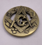 Moeda decorativa com símbolos maçônicos, em metal bronzeado, acompanha case em acrílico para proteção da moeda. Medindo 5 cm de diâmetro e 0,4 de espessura.