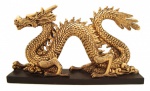 Escultura representando dragão, em resina Medindo 29 cm x 5,5 cm x 17 cm.