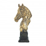 Belíssima escultura em resina policromada moldada na forma de busto de cavalo. Comprimento: 13 cm Largura: 6,5 cmAltura: 23,5 cm Peso: 0,540 kg.