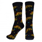 Meia preta, sem uso, com etiqueta, de cano alto, estampada com pizzas. Tamanho: 38 a 43.