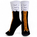 Meia preta, sem uso, com etiqueta, de cano alto, estampada com pé de galinha. Tamanho: 38 a 43.