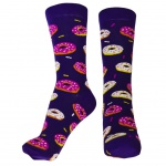 Meia roxa, sem uso, com etiqueta, de cano alto, estampada com rosquinhas donuts. Tamanho: 38 a 43.