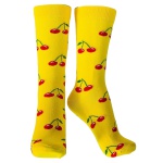 Meia amarela, sem uso, com etiqueta, de cano alto, estampada com cerejas. Tamanho: 38 a 43.
