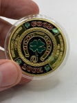 COLECIONISMO - Moeda decorativa em metal dourado, policromada e  esmaltada, com a inscrição "GOOD LUCK" e com símbolos de naipes e trevo da sorte. Medindo aproximadamente 4 cm de diâmetro x 0.3 cm de espessura. Pesando 28 gramas Acompanha case.