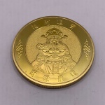 Moeda decorativa da riqueza, feita em metal dourado, com case de acrílico. Diâmetro: 4 cm. Espessura: 0,3 cm.