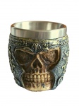 Copo de shot com tema de caveira medieval em resina e interior em inox. Material resistente com excelente acabamento, rico em detalhes, produzido de modo semi artesanal. Medidas: Altura: 6 cm. Diâmetro: 5,5 cm. Capacidade: 60 ml.