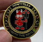 Moeda Don´t Play With The Devil para os amantes de Poker em metal dourado com case de acrílico. Diâmetro: 4 cm. Espessura: 3 cm.