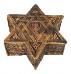 Porta joias em formato de Estrela de Davi confeccionado em resina, excelente acabamento, rico em detalhes, com pintura na cor ouro realizada a mão. Medidas: Altura: 5 cm. Largura: 10,2 cm.Comprimento: 11,7 cm.