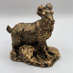 Estatueta em resina com riqueza nos detalhes representando bode na cor dourada. Medindo 9 x 5 x 9 cm.