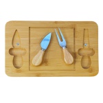 Tábua para queijos e frios em bambu, acompanhando 2 talheres para serviço. Medidas:da tábua 30 cm (largura) x 18 cm (comprimento) x 1,5 cm (espessura), faca 12 cm e garfo 13 cm.