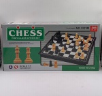 Jogo de xadrez portátil, tabuleiro magnético e dobrável,  nas cores preto e cinza. Dimensões 19 cm X 19 cm. 32 peças nas cores preto e branco, com tamanhos entre 2,5 cm e 3 cm de altura. Material plástico (ABS), super resistente e com excelente acabamento.