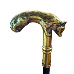 Bengala com um imponente castão formato de corpo de raposa. O diferencial está na parte interna: compartimento com estoque embutido.