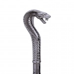 Bengala com um imponente castão  em formato de serpente naja. O diferencial está na parte interna: compartimento com estoque embutido.