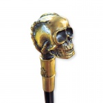 Bengala com um imponente castão em formato de caveira dourada. O diferencial está na parte interna: compartimento com estoque embutido.