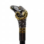 Bengala com um imponente castão em formato de cabra. O diferencial está na parte interna: compartimento com estoque embutido.