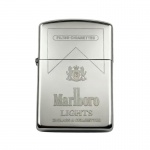 COLECIONISMO - Isqueiro recarregável em metal prateado com design do Malboro. Medindo 5,6 x 3,8 x 1,3 cm.