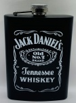 Cantil em metal com logo do Whisky Jack Daniels com capacidade de 210ml e tamanho 9.00cm x 2.50cm x 12.00cm.