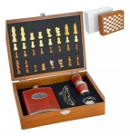 Jogo de xadrez com 32 peças em madeira, com caixa de madeira na cor marrom, servindo sua tampa como tabuleiro, acompanhando kit de vinho com 04 peças (saca-rolhas, termômetro, anel corta gotas e corta lacre. Dimensões 17 cm X 14 cm x 5cm.