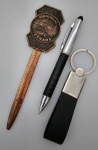 Kit com três peças ; sendo caneta , chaveiro e um abridor de cartas.