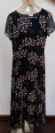 Belíssimo Vestido na cor preto , com decoração de folhagens multicoloridos . Tamanho : L .