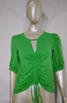 MILLE BISES - Blusa meia manga com amarração frontal , na cor verde . Nova, com etiqueta . Tamanho : P .
