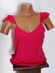 Blusinha com alça levemente decorada com dois babados , na cor rosa . Tamanho: P . Nunca usado .