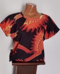 MARIA VIOLETA - Blusa na cor preta com estampa de passaros na cor coral . Tamanho : M .