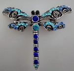 Exuberante broche em metal na cor prata representando LIBÉLULA todo trabalhado em pedrinhas sintéticas, nos tons azul  .. Medindo : 5x5 cm. Linda peça.