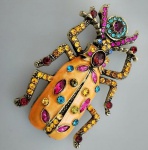 Exuberante broche em metal representando BESOURO todo trabalhado em pedrinhas , esmaltada , nos tons amarelo e pedrinhas multicoloridas . . Medindo 8X5 .Linda peça.
