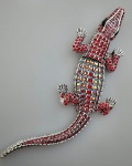 Exuberante broche articulado em metal na cor prata representando JACARÉ todo trabalhado em pedrinhas na cor vermelho .. Medindo 15x5 cm. Linda peça.