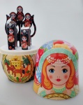 MATRIOSKA - Conjunto de acessórios para unhas criativo de sete peças , com design de boneca russa. Medida : 10 cm de Altura .
